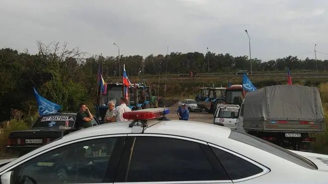 Колонну тракторов заблокировала полиция, после чего участникам пробега пришлось согласиться на переговоры с властями