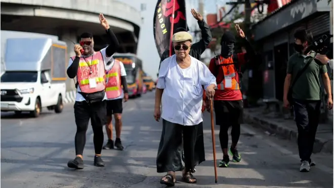 ส. ศิวรักษ์ เริ่ม "เดินทะลุฟ้า" โดยออกจากวัดคุณหญิส้มจีน มุ่งหน้าตลาดนัดเซียร์ รังสิต แต่เขาออกตัวว่า "คงเดินนิดหน่อย คนแก่เดินมากไม่ได้"