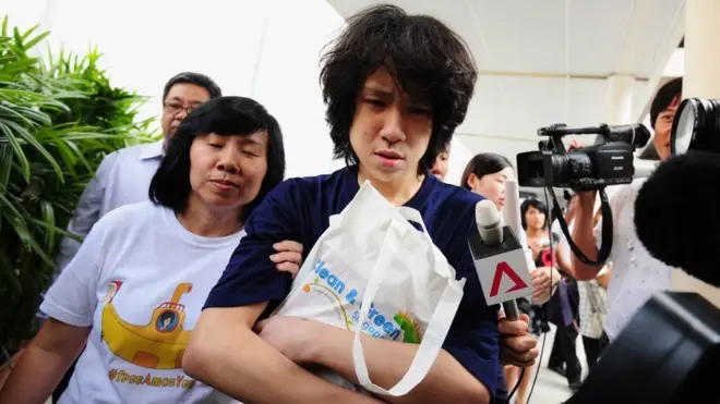 Amos Yee 2015 ayaa mar la xiray ka dib markii uu af lagaadeeyay hogaamiyihii hore ee Singapore Lee Kuan Yew
