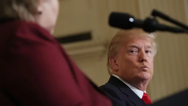 Norveç Başbakanı Erna Solberg ile kamerala karşısına geçen Trump,
