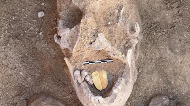 Restos de una momia egipcia antigua con una lengua dorada colocada dentro de su boca encontrados en el templo Taposiris Magna de Alejandría.