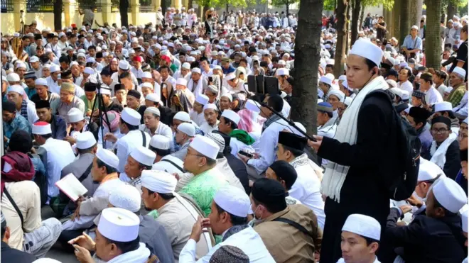 Massa HTI memadati kawasan sekitar Pengadilan Tata Usaha Negara, Senin (07/05).