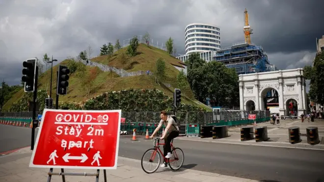 Ещё совсем недавно возле Мраморной арки (справа) были только дорожки и газоны
