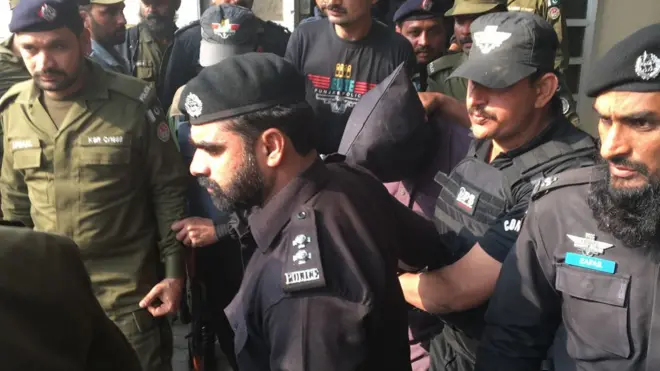 پولیس کا موقف ہے کہ جائے وقوعہ پر ملزم کے جوتوں کے نشانات نے اس بات پر مہر تصدیق ثبت کر دی کہ ملزم یہی ہے کیونکہ ملزم نے گرفتاری کے وقت بھی وہی جوتے پہن رکھے تھے