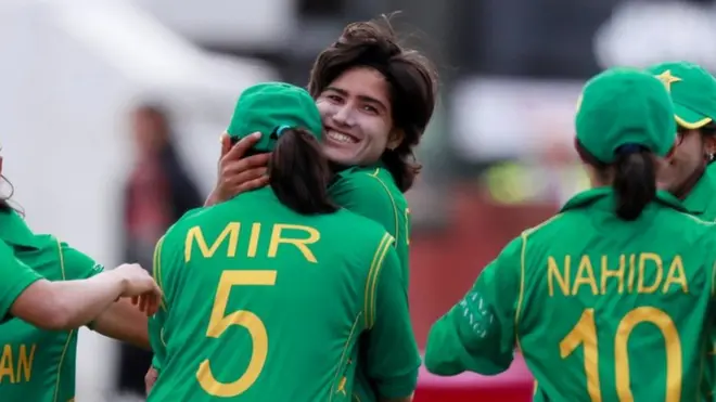 ڈائنا نے سمریتی مندہنہ کو آوٹ کر کے ون ڈے میچز میں اپنی پہلی وکٹ حاصل کی