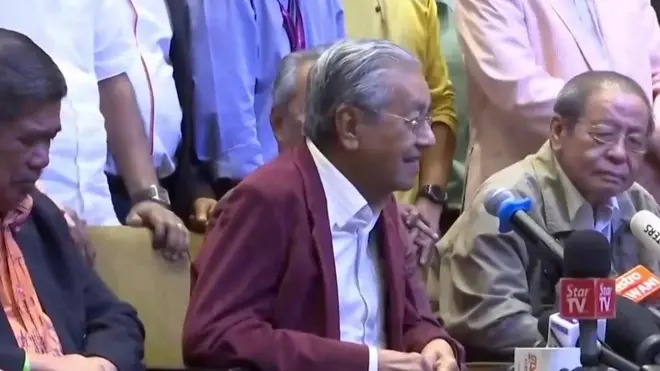 في سن الثانية والتسعين بات السياسي الماليزي المخضرم مهاتير محمد رئيسا للوزراء مجددا.