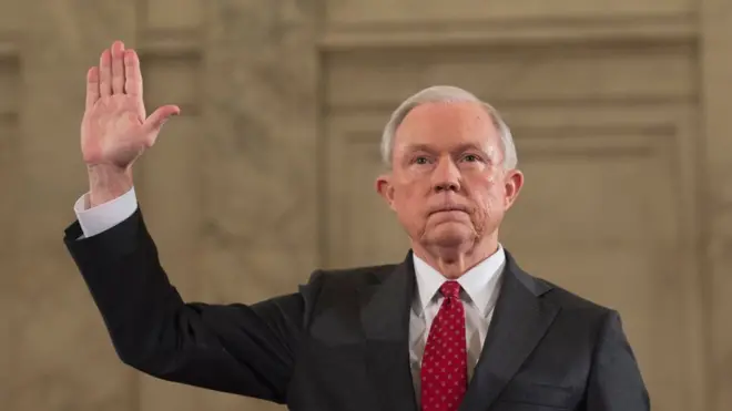Jeff Sessions bersumpah sebelum memberi keterangan saat dengar pendapat tentang penunjukkannya, 10 Januari lalu.