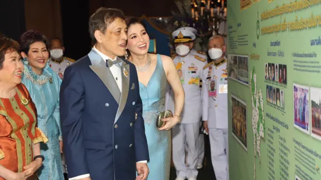 พระบาทสมเด็จพระเจ้าอยู่หัว และสมเด็จพระนางเจ้า ฯ พระบรมราชินี เสด็จพระราชดำเนินไปในงานกาล่าดินเนอร์ "สยามพัสตรา ภูษาสง่าศิลป์ เฉลิมพระเกียรติสมเด็จพระนางเจ้าสิริกิติ์ฯ ณ โรงแรมแกรนด์ ไฮแอท เอราวัณ เมื่อ 31 พ.ค. 2565