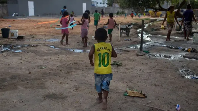 En los últimos años, algunas comunidades indígenas en Venezuela han tenido que abandonar sus territorios. En esta imagen de 2018, se ve a un grupo de niños en un refugio en Boa Vista, Roraima, Brasil.