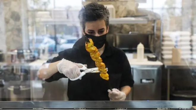 خانمی در حال پختن کباب