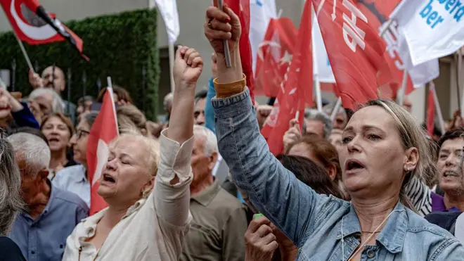 CHP'liler bayrak sallayıp slogan atarken görülüyor