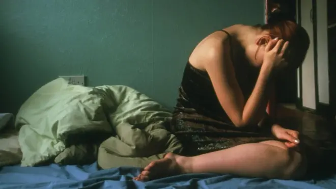 امرأة يدها على رأسها