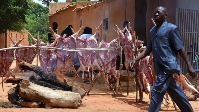 Niamey'de Kurban Bayramı'nda odun ateşinde pişirilen etler