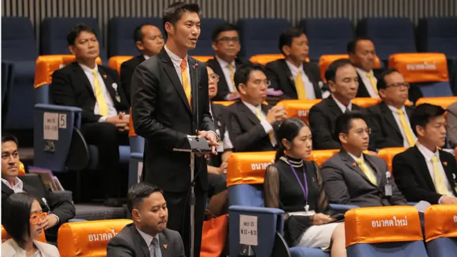 ธนาธร จึงรุ่งเรืองกิจ