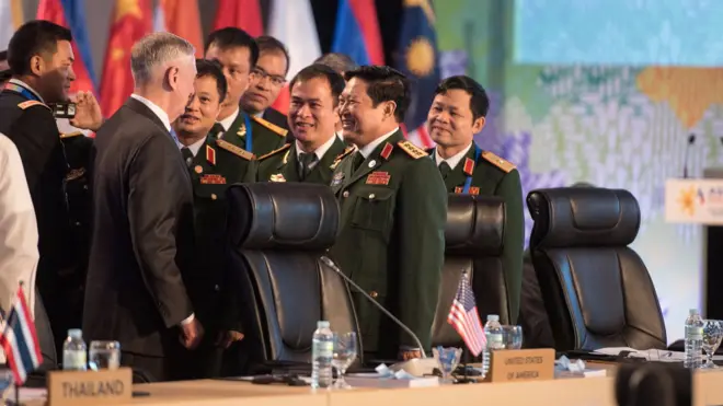 Bộ trưởng Quốc phòng Mỹ Việt gặp nhau bên lề Hội nghị Bộ trưởng Quốc phòng ASEAN mở rộng (ADMM-Plus) tại Manila, Philippines.
