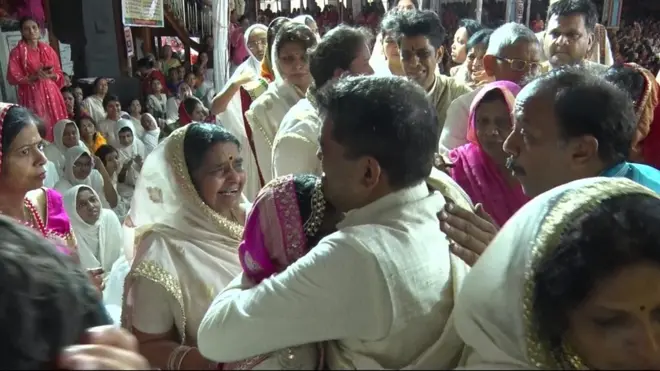 พ่อกอดลูกสาวท่ามกลางคนจำนวนมาก