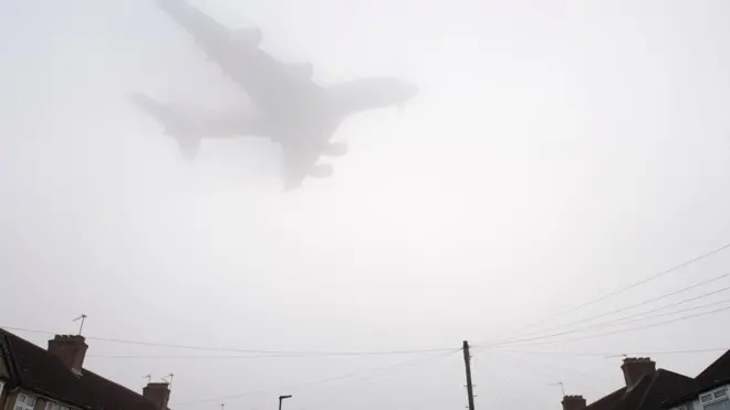 Так самолеты были вынуждены садиться в "Хитроу"