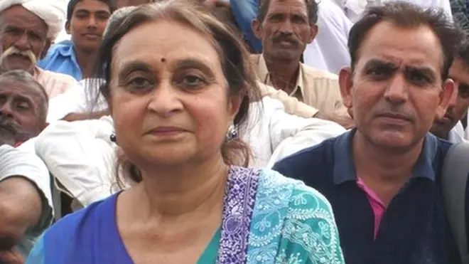 અમલા રૂઇયા અને આકાર ચેરિટેબલ ટ્રસ્ટ સ્થાનિક કમ્યુનિટીની સહાયતાથી ચેક ડેમ બનાવે છે