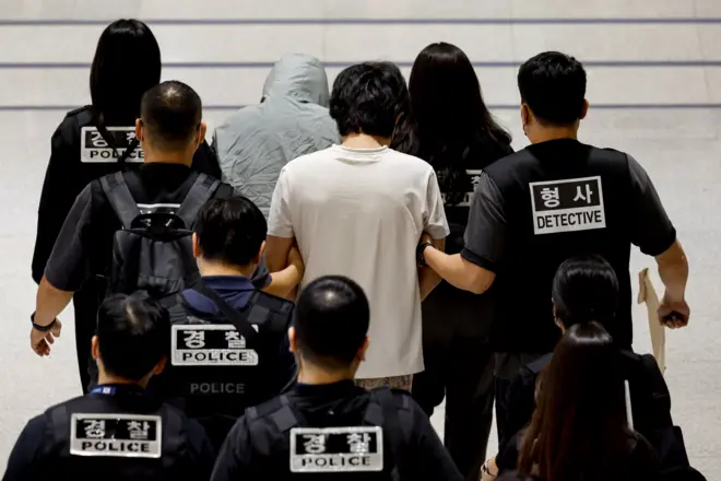 캄보디아 당국의 범죄단지 단속으로 적발돼 구금됐던 한국인인이 경찰과 형사들에의해 인계되고 있다