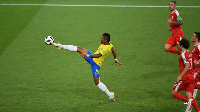 Lance do goljogos reais para ganhar dinheiroPaulinho na partida contra a Sérvia