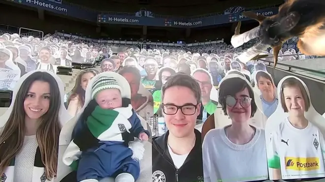 Картонные зрители на стадионе в Германии.