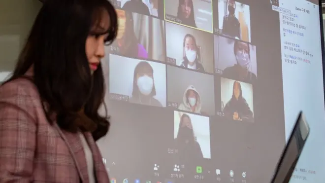 31일 원격교육 시범학교로 지정된 서울 마포구 서울여자고등학교에서 1학년 영어 수업이 쌍방향 원격수업으로 진행되고 있다