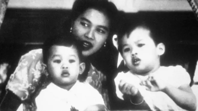 สมเด็จพระนางเจ้าสิริกิติ์ พระบรมราชินีนาถ พระบรมราชชนนีพันปีหลวง พร้อมด้วยพระราชโอรสและพระราชธิดาพระองค์ใหญ่ คือพระบาทสมเด็จพระวชิรเกล้าเจ้าอยู่หัว (ซ้าย) และทูลกระหม่อมหญิงอุบลรัตนราชกัญญา สิริวัฒนาพรรณวดี (ขวา) เมื่อปีพ.ศ. 2496