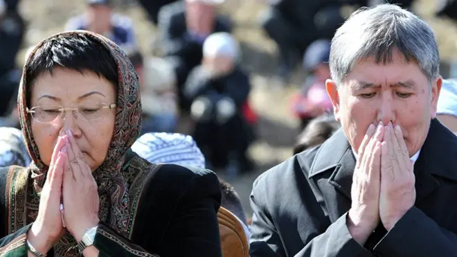 Отунбаева жана Атамабев "Ата Бейиттеги" 7-аперль курмандыктарын эскерүү жараянында