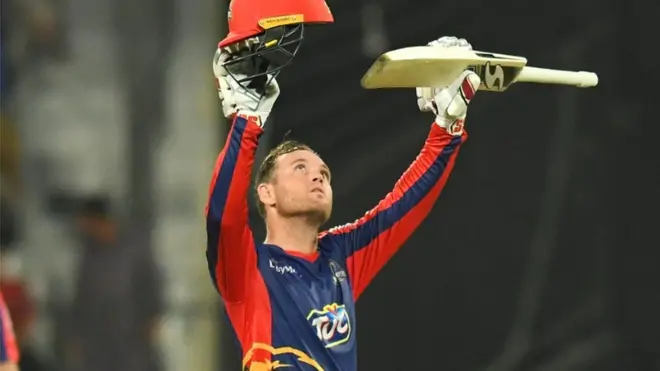 انگرم نے 50 گیندوں پر 100 رنز بنا کر پی ایس ایل فور کی پہلی سنچری مکمل کر لی ہے