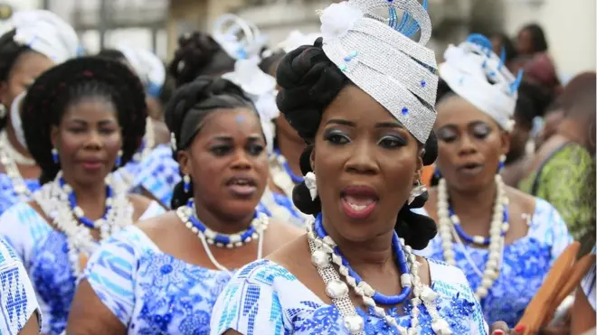 ዝሓለፈ ቐዳም፡ ቅድሚ ብዙሓት ኣማኢት ዓመታት ሕዚ ጋና ተባሂላ ካብ እትጽዋዕ ሃገር ዝመጽኡ ህዝብታት ኢብሪ ንምኽባር እዘን ደቂ ኣንስትዮ ሓደ ዓይነት ኣከዳድና ተኸዲደን ዉዒለን