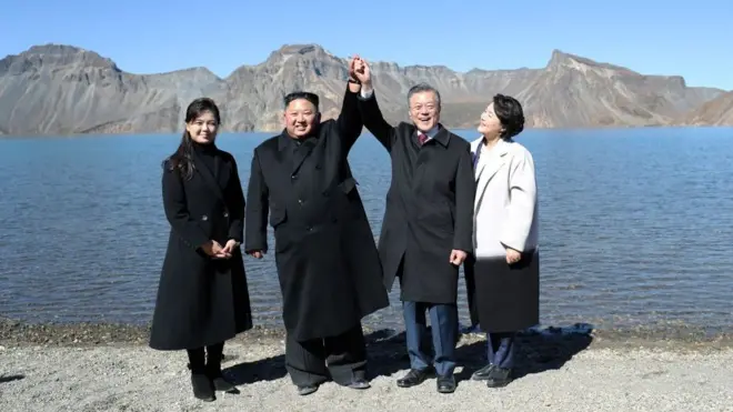 문재인 대통령 부부와 김정은 위원장 부부가 2018년 9월 20일 백두산 천지를 방문했다