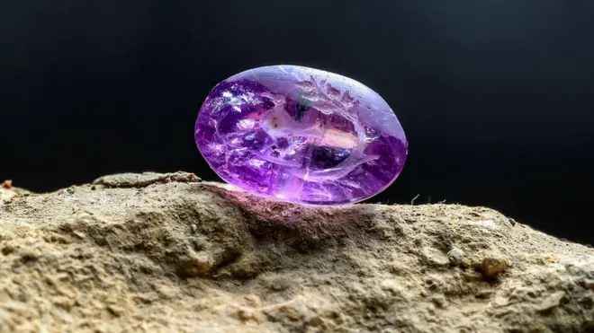 Batu kecubung dengan ukiran cabang tanaman dan burung ini diperkirakan berusia sekitar 2.000 tahun.