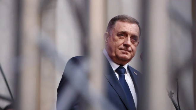 Милорад додик гледа у даљину у плавом оделу и белој кошуљи