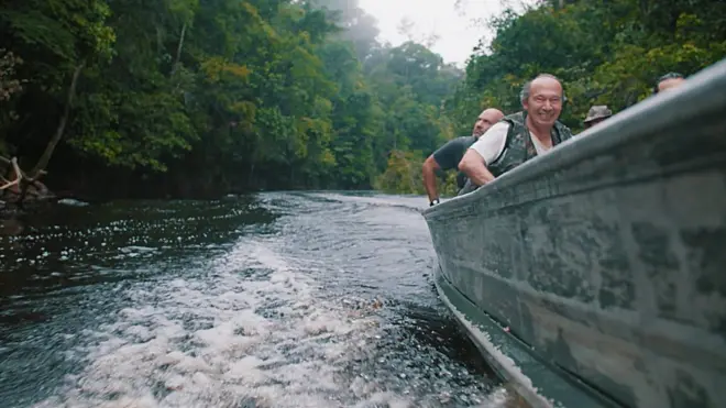 La expedición en un bote.