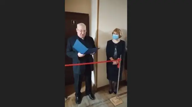 Під оплески і з перерізанням стрічки. Київський виш привітав жінок з 8 березня відкриттям туалету