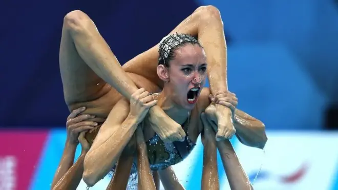 В Глазго в этом году прошел чемпионат Европы по синхронному плаванию. На фото - выступление испанской команды