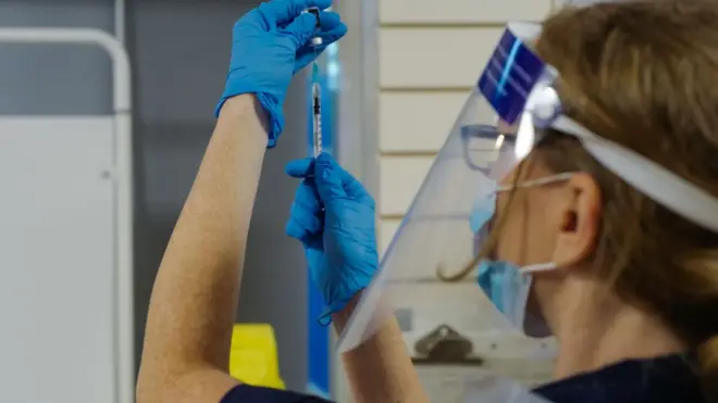 Dos personas sufrieron un choque anafilactoide tras recibir la vacuna.