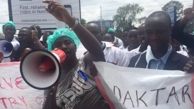 Madaktari waliofanya mgomo Kenya .Licha ya kuwa mgomo huo umekwisha serikali ya Kenya imeomba usaidizi kutoka Tanzania