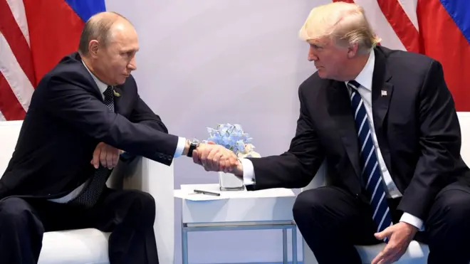 Rusya Devlet Başkanı Vladimir Putin ve ABD Başkanı Donald Trump Almanya'daki G20 zirvesinde ilke kez el sıkışırken