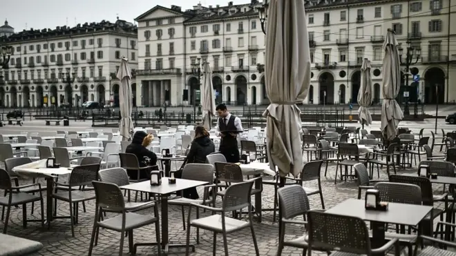 Seluruh warga Italia dikarantina, keputusan ini diambil Perdana Menteri Italia, Giuseppe Conte karena melonjaknya jumlah kasus kematian Covid-19 yang signifikan.