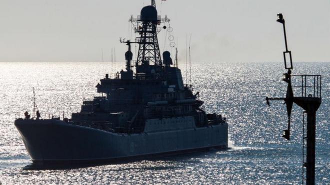 Barco ruso durante una prueba militar alrededor de Crimea.