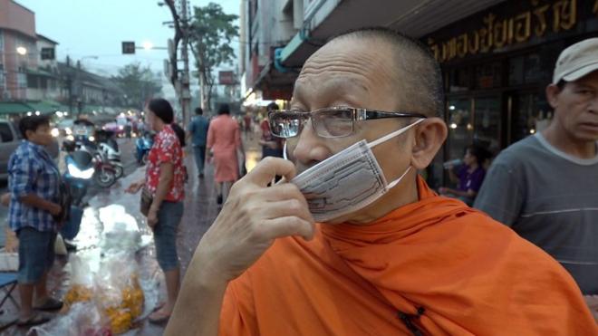 Ô nhiễm Bangkok: Sư đeo khẩu trang làm gương