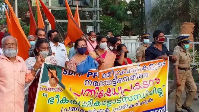 बीजेपी नेता रंजीत श्रीनिवासन की हत्या के बादे विरोध करते पार्टी समर्थक