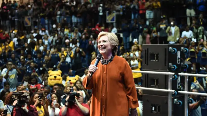 ينشر موقع ويكيليكس رسائل مسربة لكلينتون بشكل شبه يومي