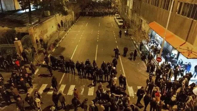 متظاهرون وشرطة مكافحة الشغب