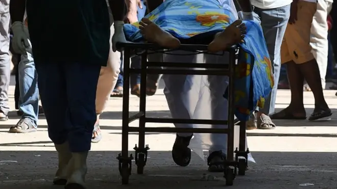 "ටික වෙලාවකින් හදිසි ප්‍රතිකාර අංශයෙන් ඇමතුමක් ආවා තුවාල වුණ අය අරගෙන එනවා. ඉක්මනට වාර්තා කරන්න කියලා"