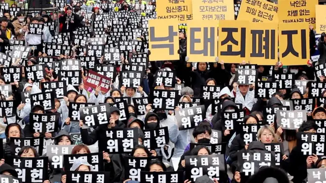 지난 달, 헌법재판소의 낙태죄 위헌 판결을 촉구하는 낙태죄 폐지 촉구 집회를 열렸다