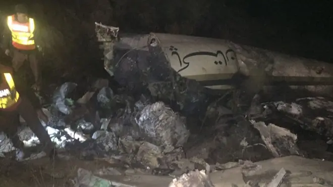 پی آئی اے کا طیارہ حویلیاں کے قریب بٹولی گاؤں سے ملحقہ پہاڑی پر گرا۔ ہمارے ساتھی طاہر عمران اور ذیشان ظفر نے اس مقام سے ہمیں یہ ویڈیو بھیجی۔