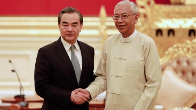 缅甸总统廷觉（右）在总统府会见外交部长王毅（左）。