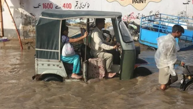 کراچی میں بارش کے بعد پیدا ہونے والی صورتحال پر صوبائی حکومت تنقید کی زد میں ہے